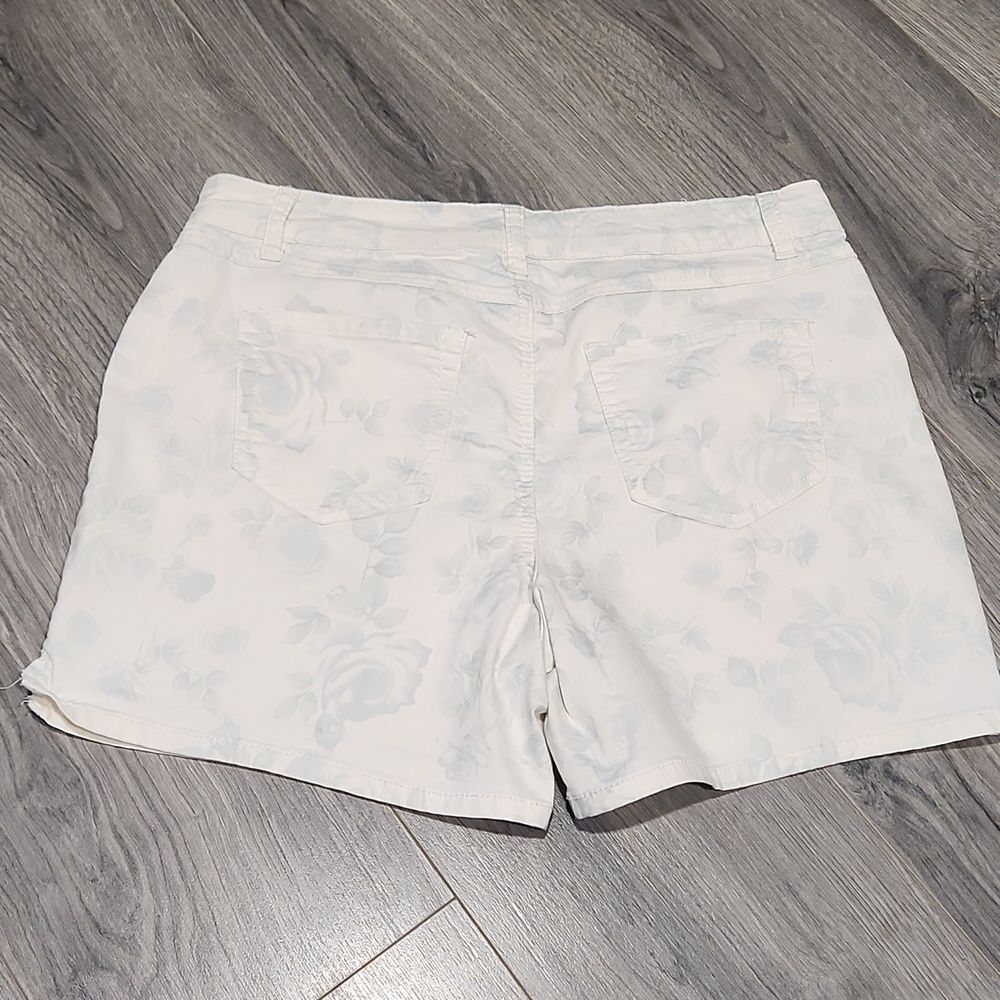 Artisan NY Ivory Aqua Roses Shorts - Picture 6 of 6